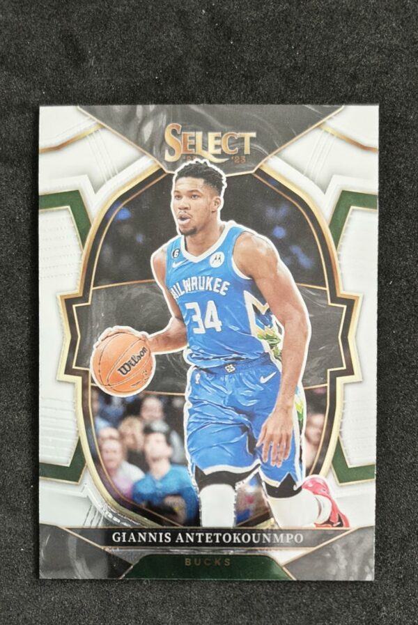 2022-23 Panini Select Giannis Antetokounmpo #61 Concourse
