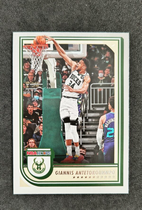 2022-23 Panini Hoops Giannis Antetokounmpo #44